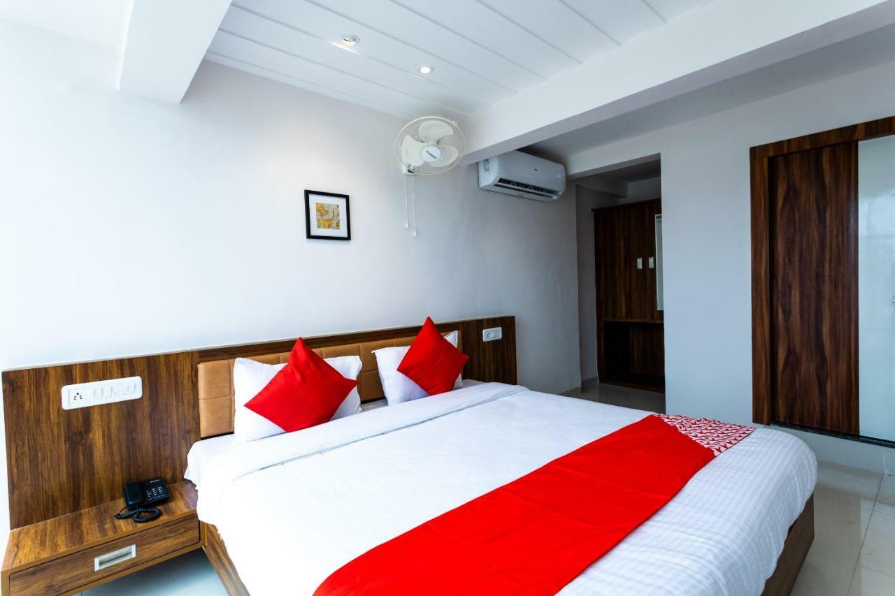 Hotel Oyo 29585 The Cliff Indore Exterior foto